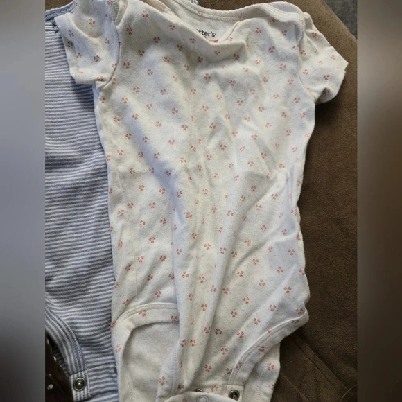 Bundle of 4 Carter's 6 Months Body Suits - Picture 6 of 6